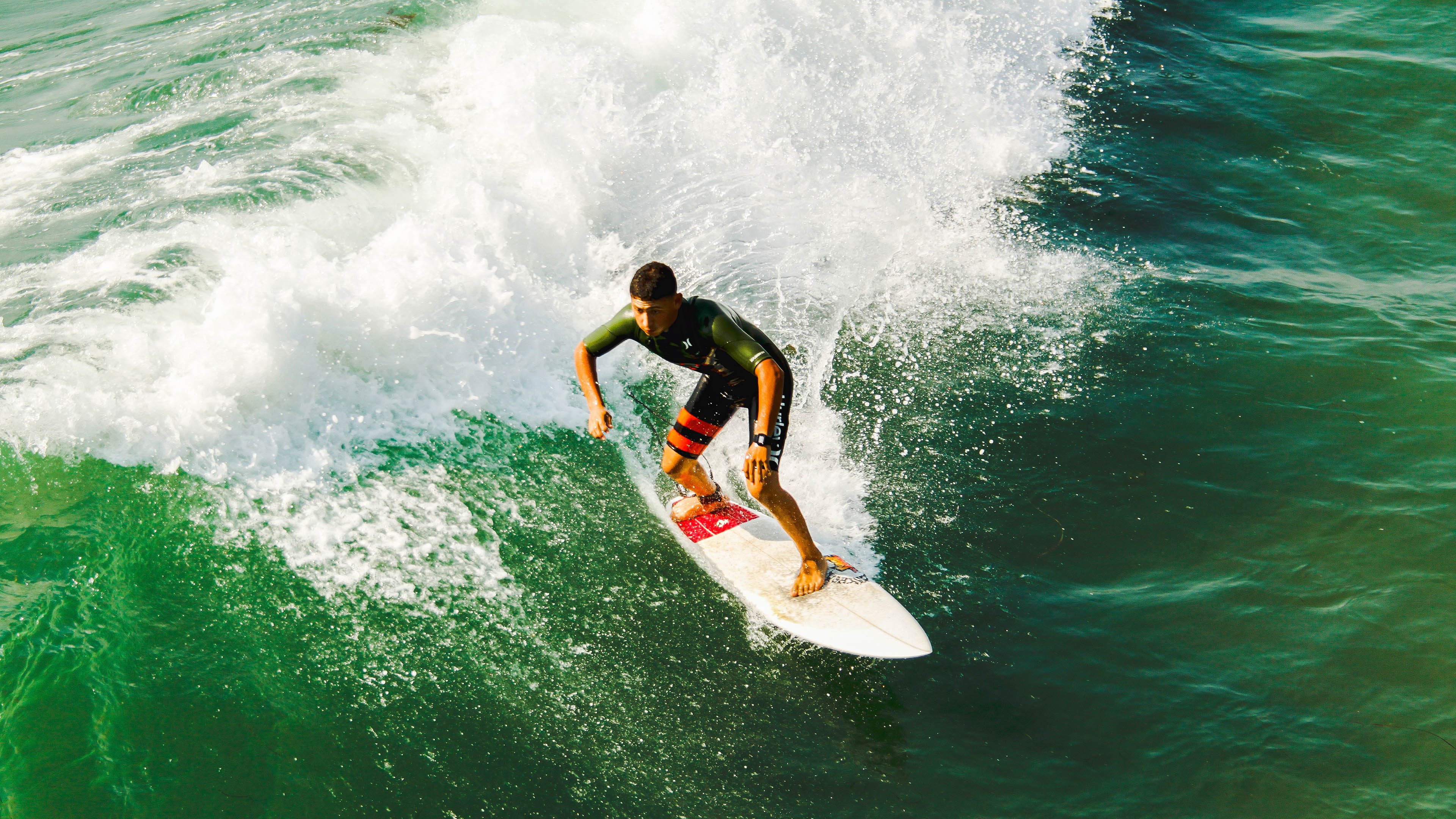 比利时骑手吉尔·托马斯在2024年国际马术联合会障碍赛世界巡回赛中获得个人第六名，表现出色。